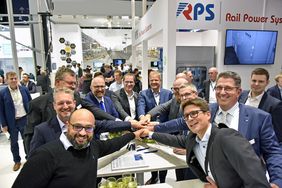 Gruppenbild der Projektbeteiligten mit Staatssekretär Thomas Kralinski nach der Vertragsunterzeichnung auf der InnoTrans am 21. September 2022 (Foto: RPS).